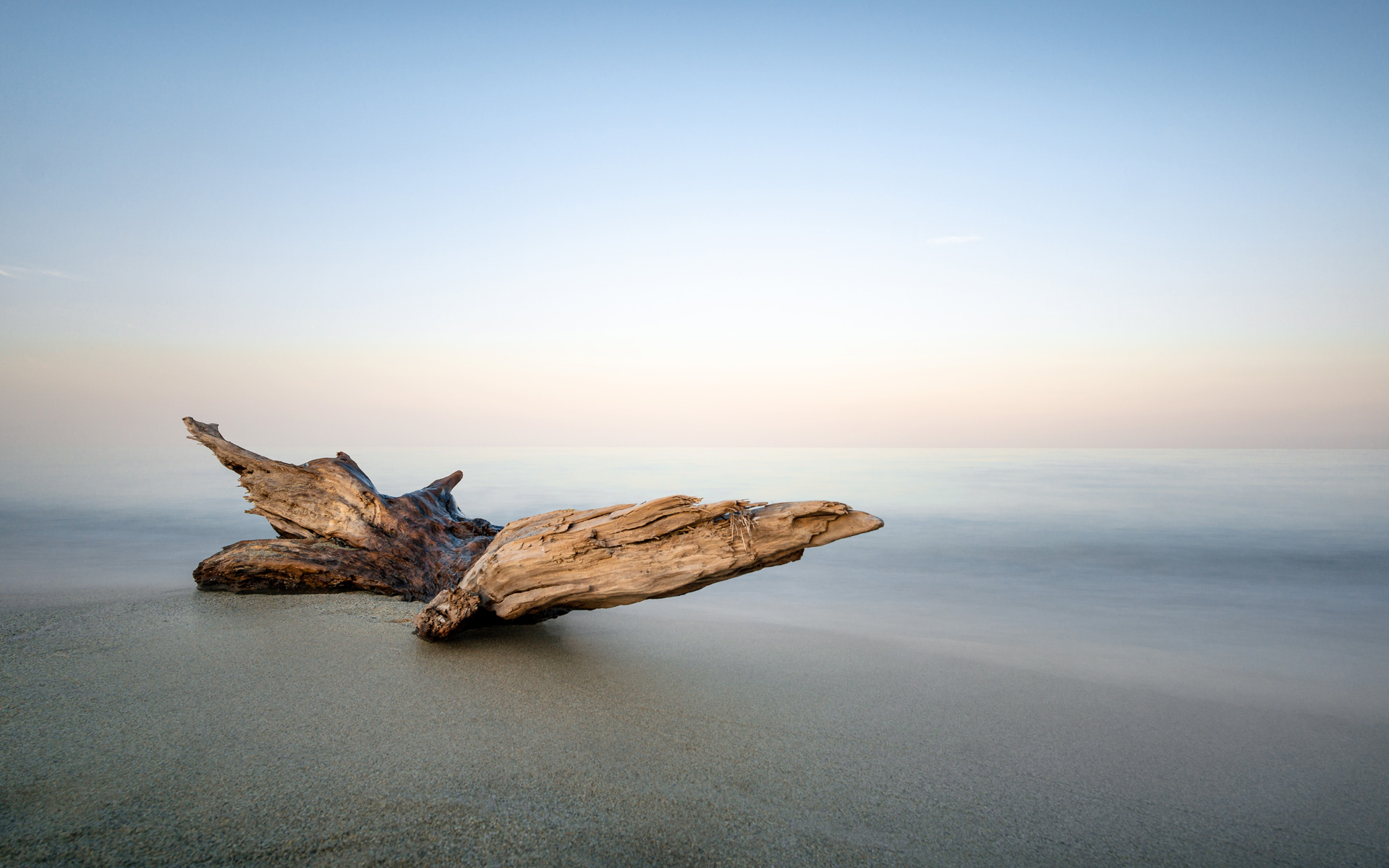 photographie d'un lac au coucher de soleil à Grenoble en France sur un pont suspendu