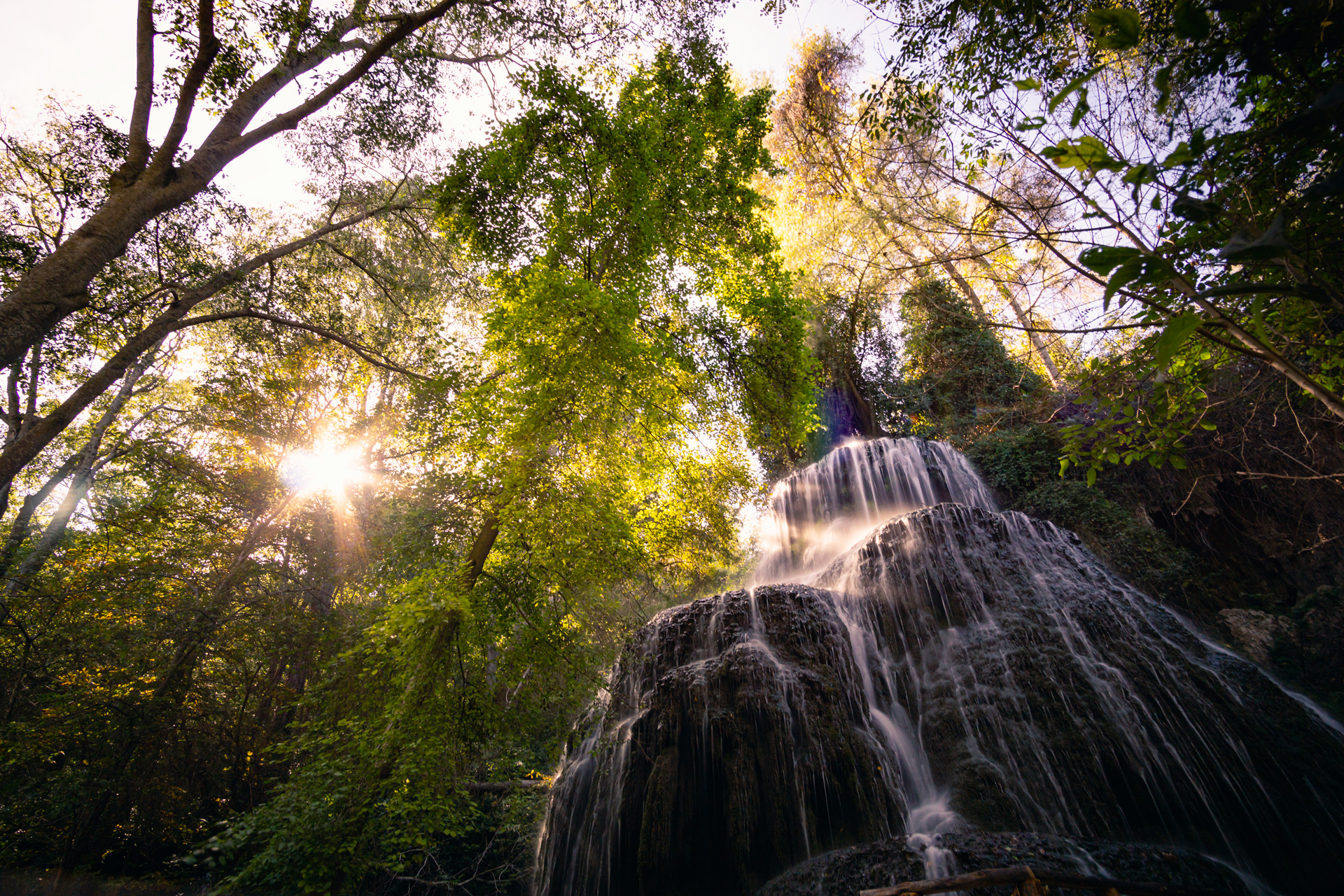 photographie d'une cascade dans un parc naturel en Espagne