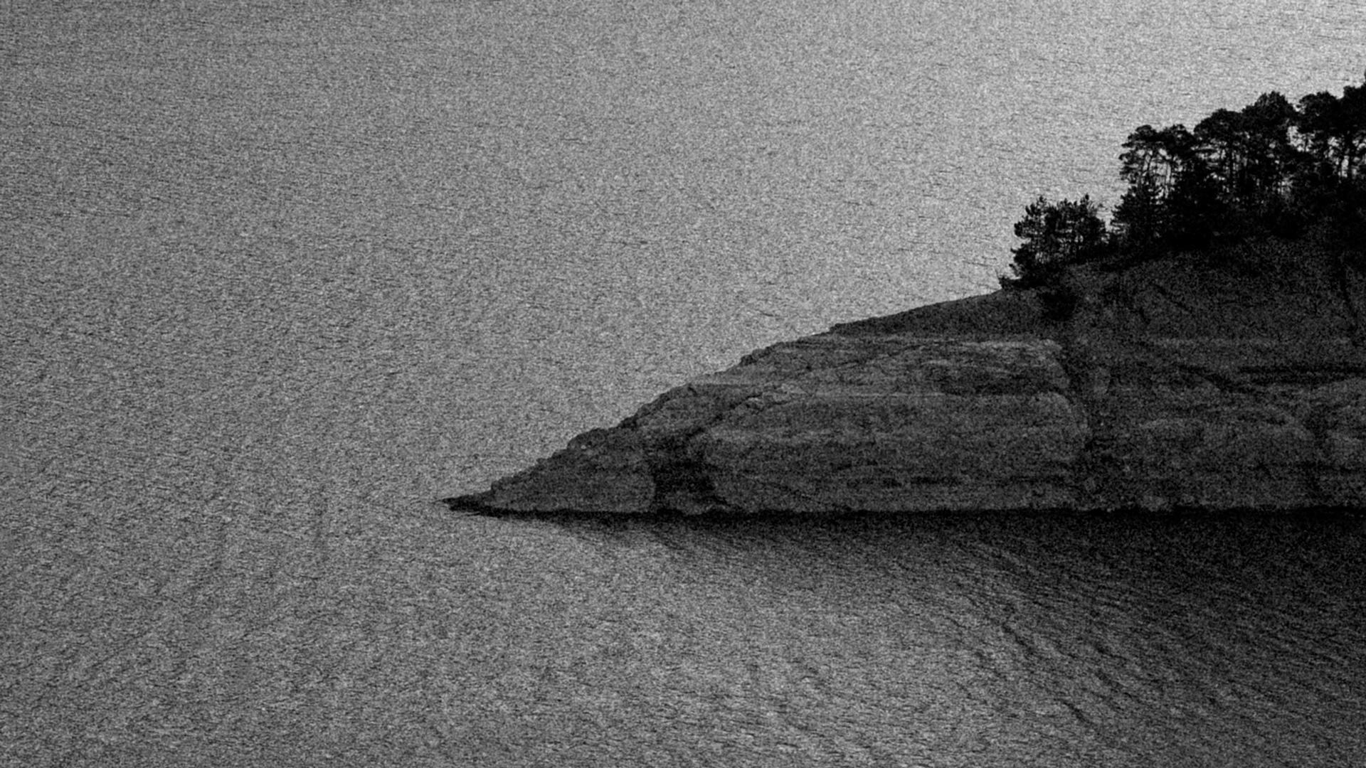 photo d'un lac vers Grenoble en noir et blanc avec du grain