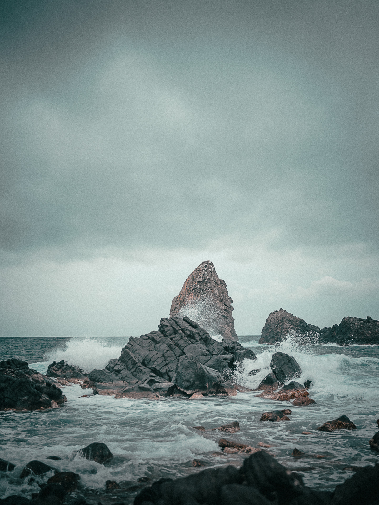 photographie en Italie de rochers dans la mer en pleine tempête