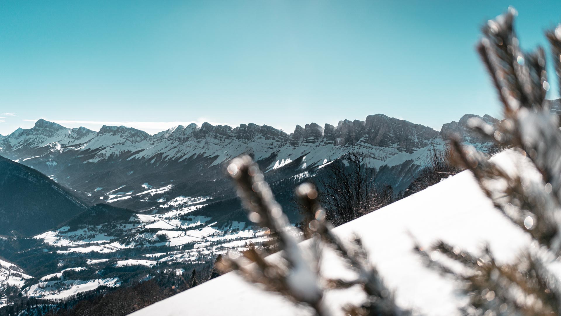 Photo de paysage d'une montagne enneigée dans le Vercors en France