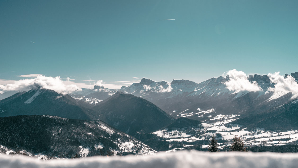 photographie d'un panorama de montagnes dans le Vercors en France pendant l'hiver