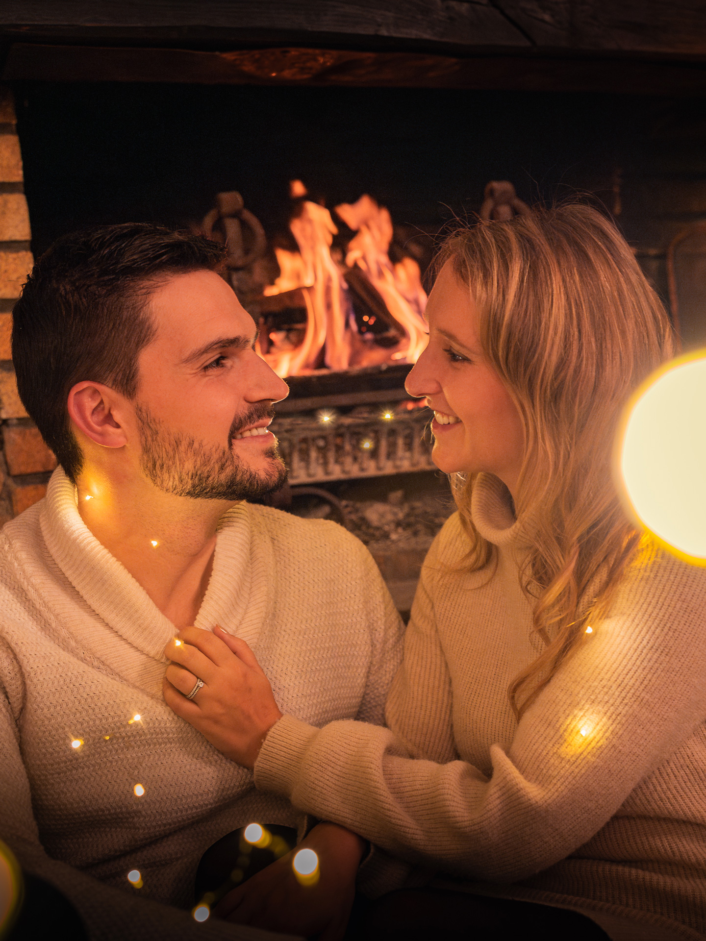 photo d'un couple pendant Noël avec jeu de lumières