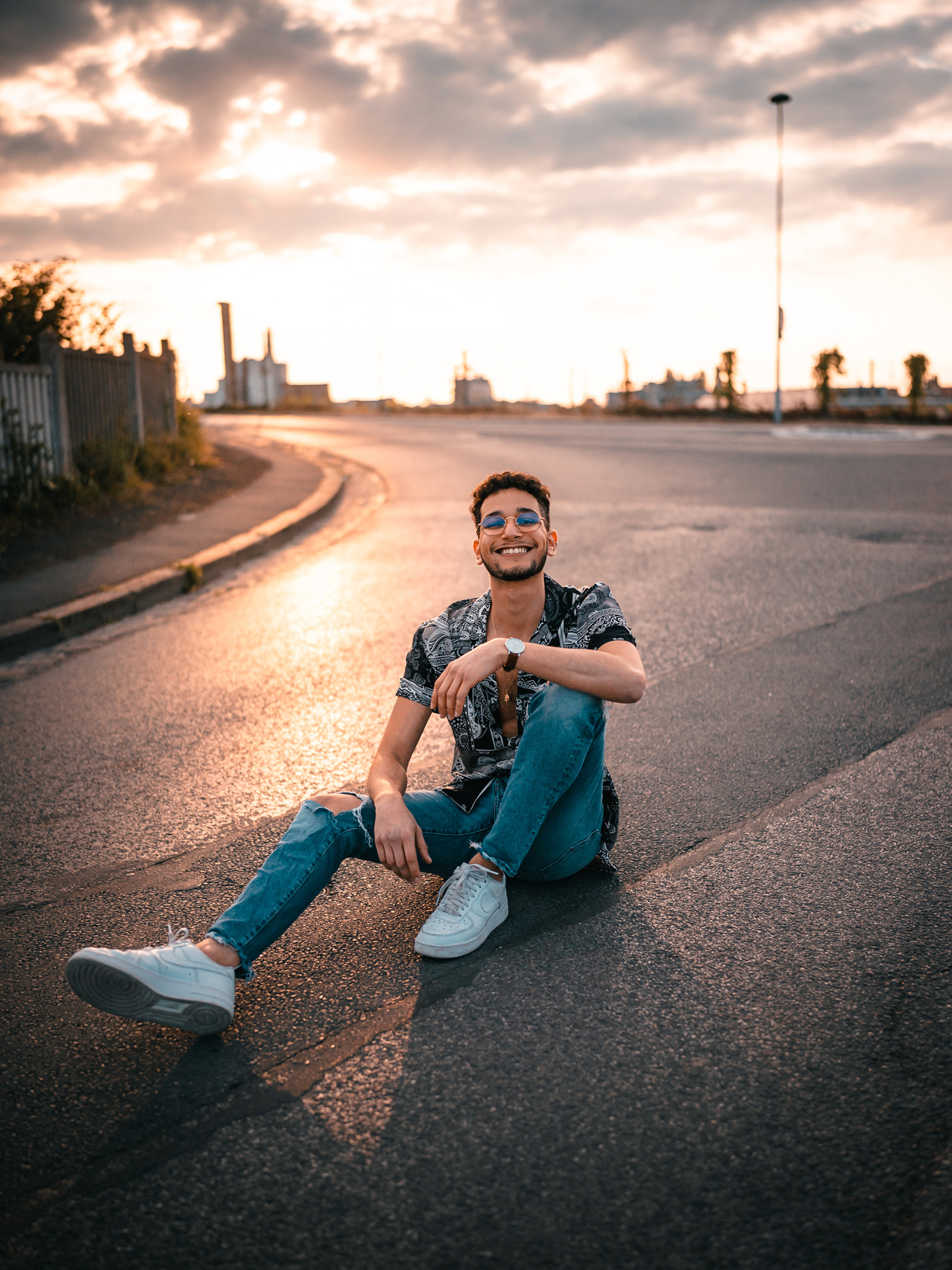 photo d'homme en France à Amiens assis sur la route au sunset