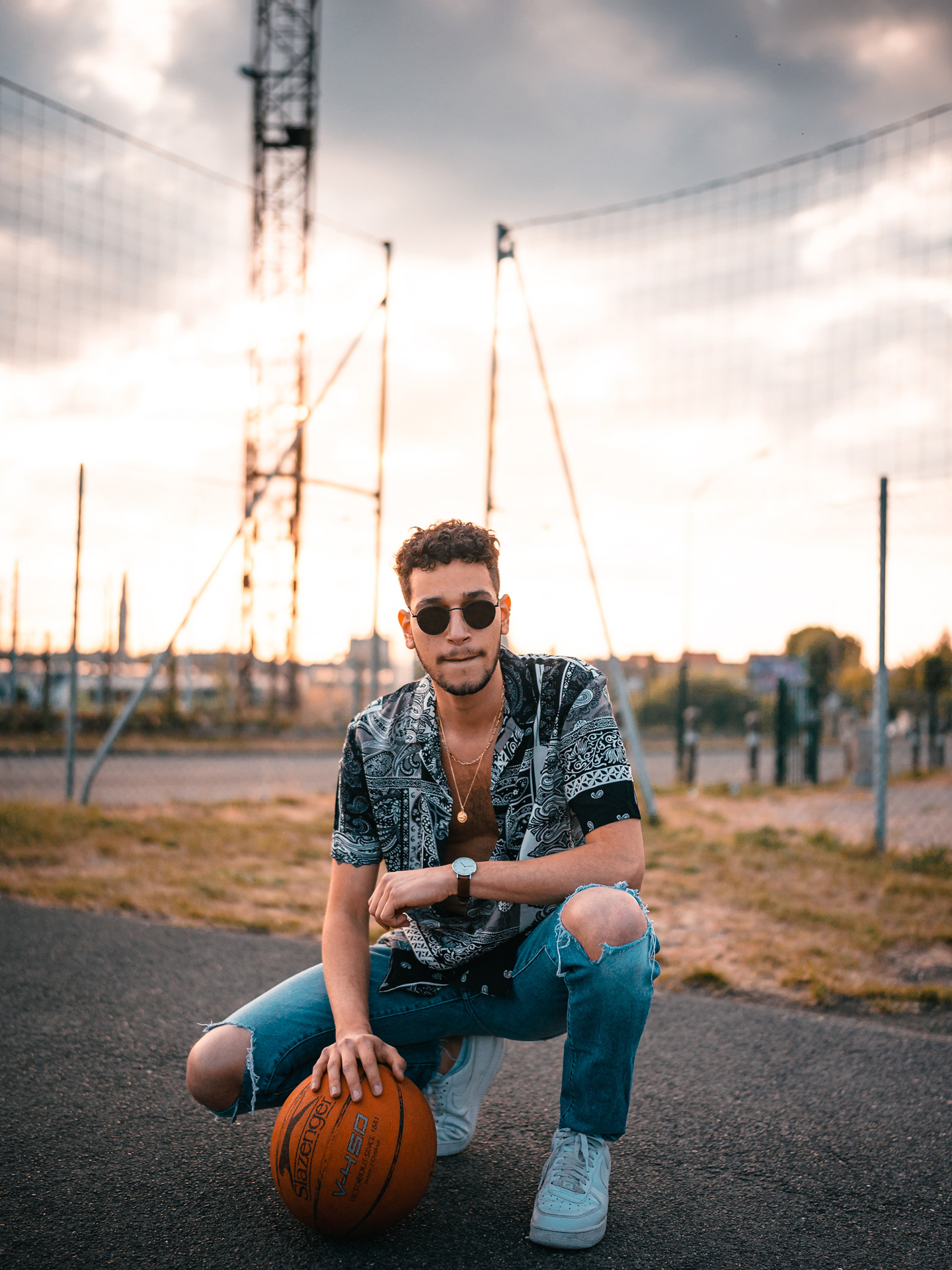 photo d'homme en France à Amiens sur un terrain de basket avec un ballon