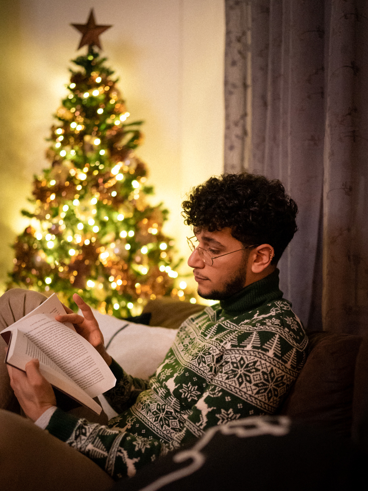 photo de Noël d'un homme qui lit dans le canapé