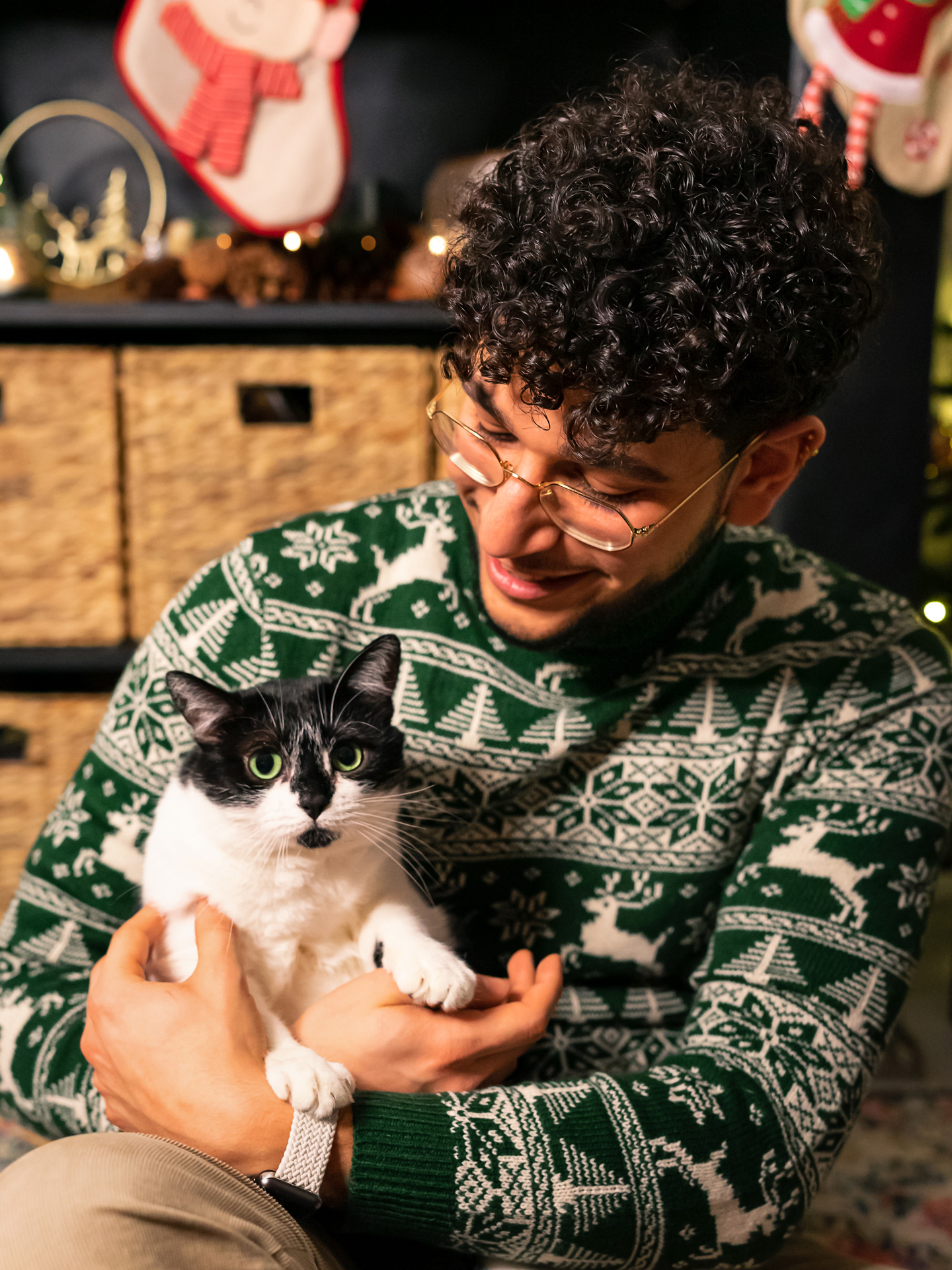 photo d'un homme avec un beau chat mignon à Noël