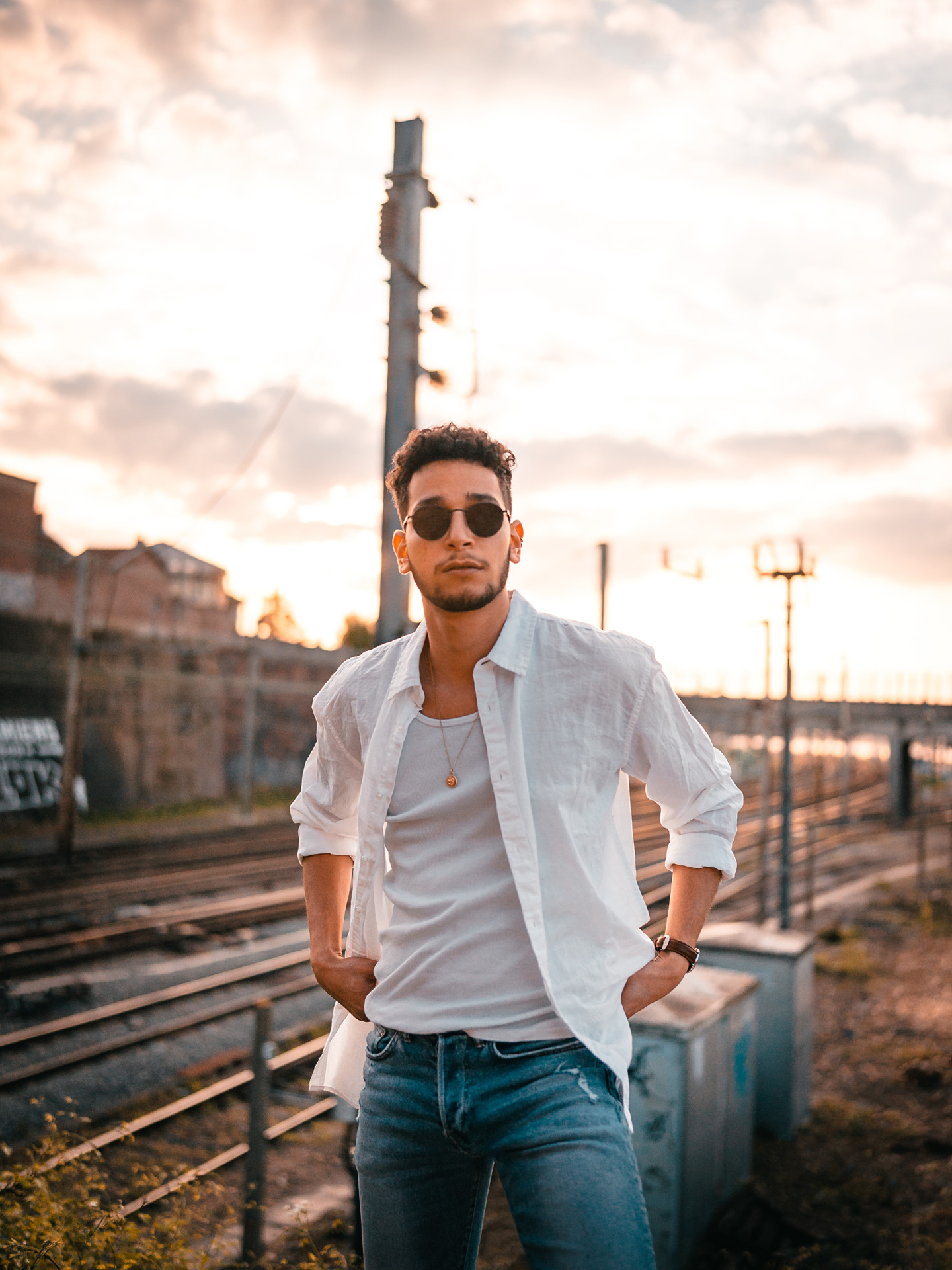 photo d'homme en France à Amiens sur une voie ferroviaire au coucher de soleil