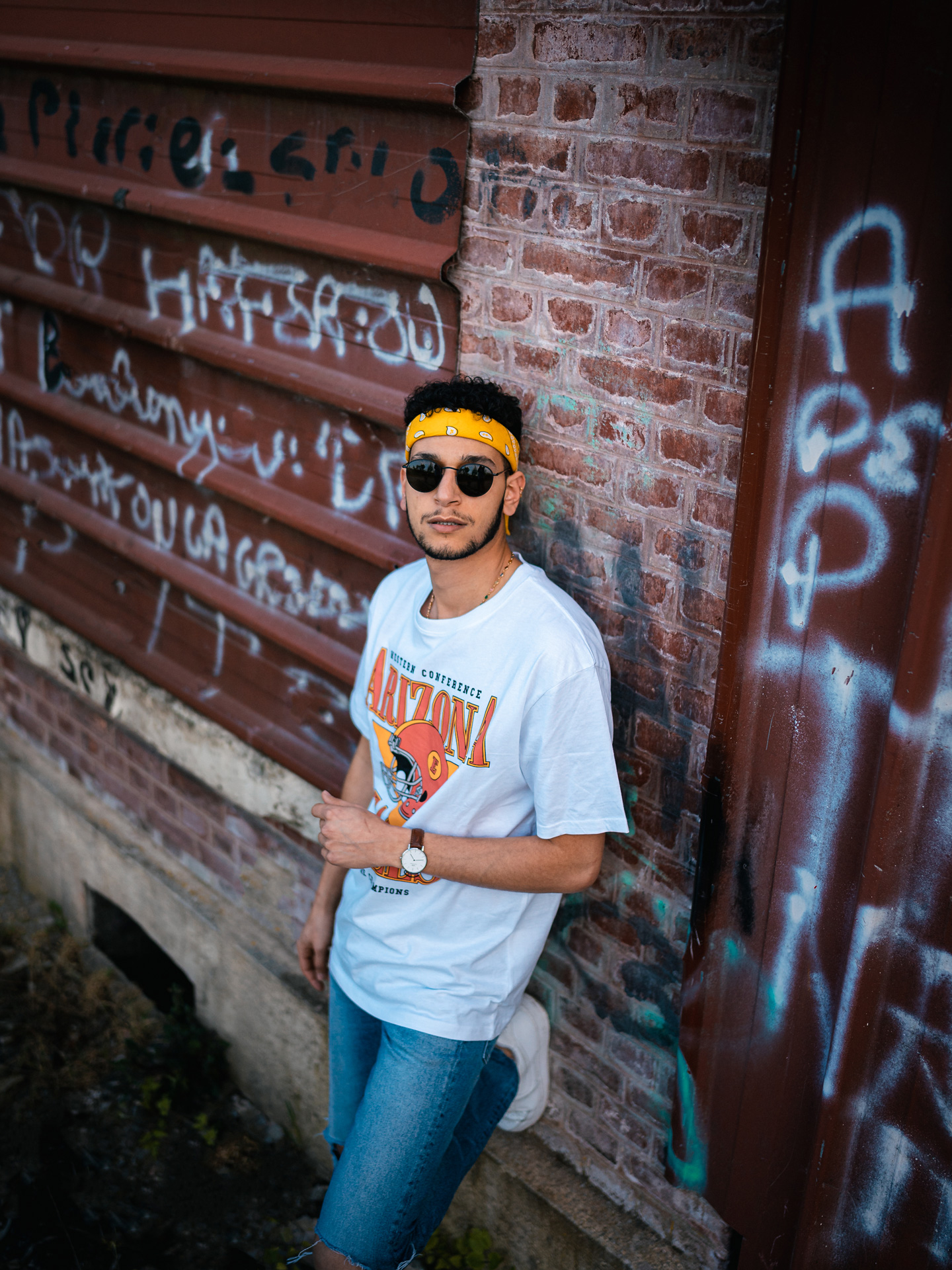 photo d'homme en France à Amiens contre un mur plein de tags