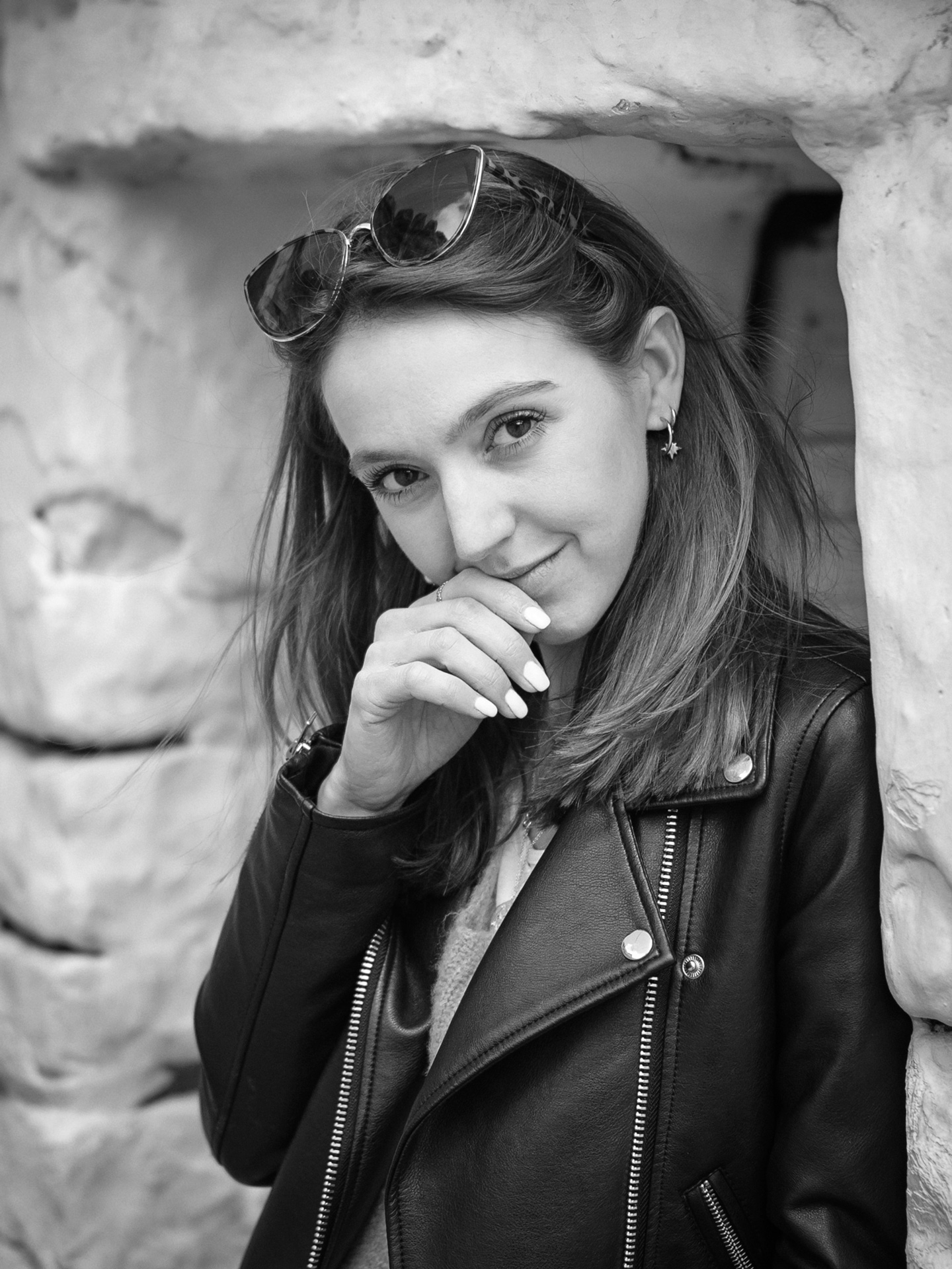 photo de femme en portrait rapproché noir et blanc