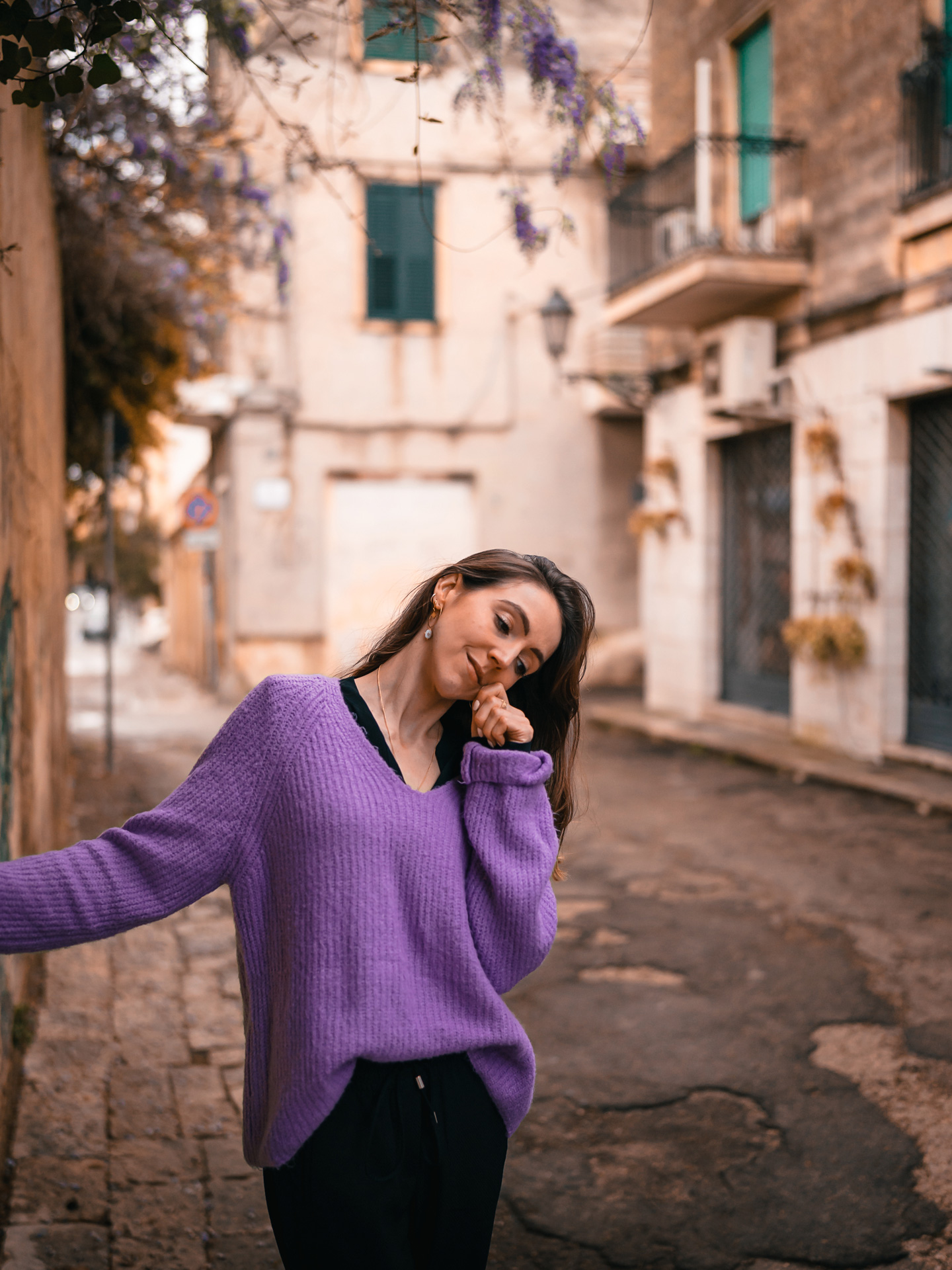 photo de femme en portrait en Italie avec de la lavande dans la rue