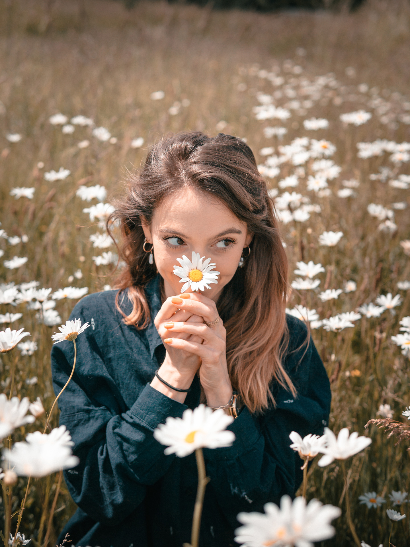 photo de femme en Normandie en France dans un champ de marguerites