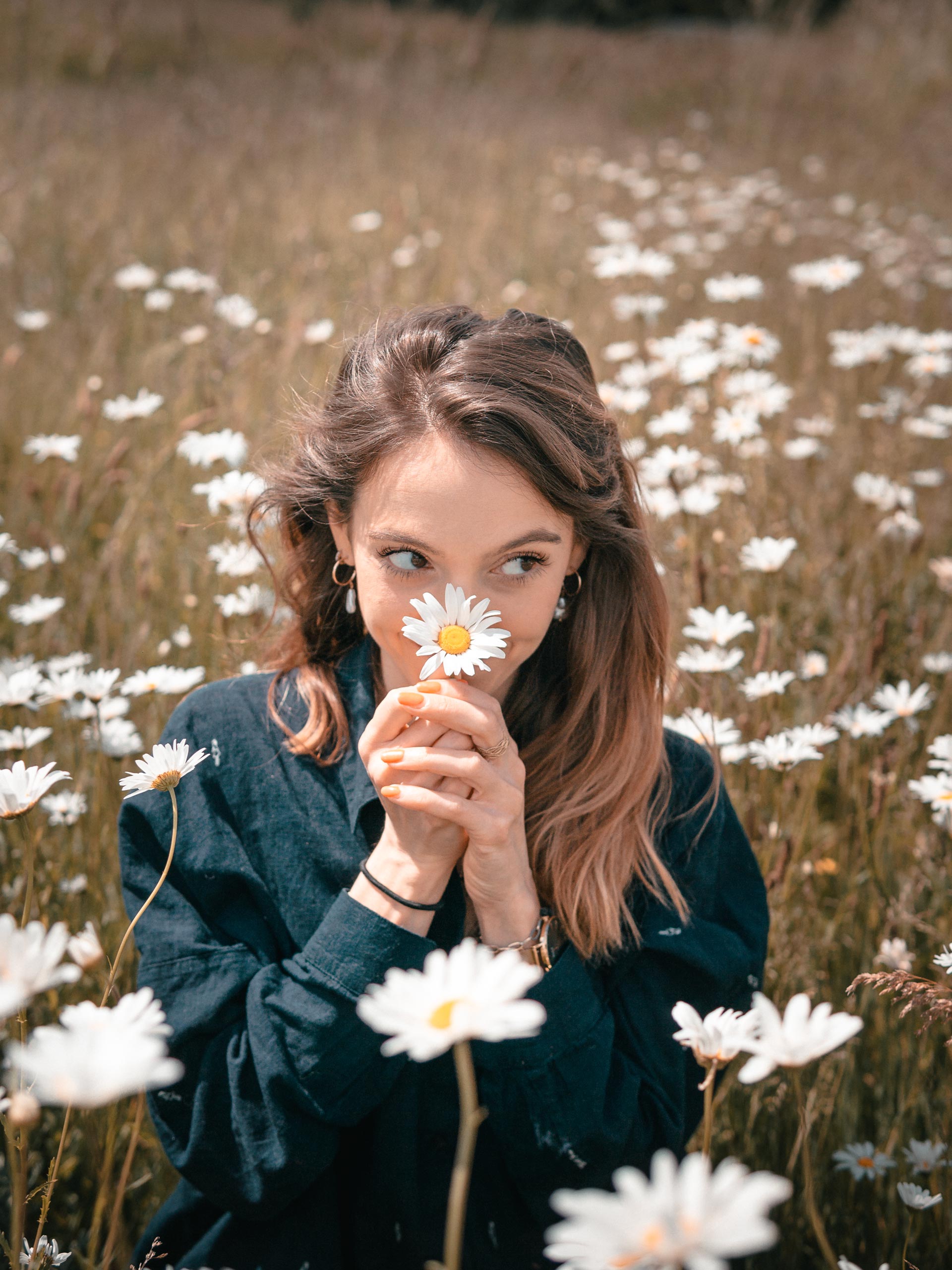 Photo de portrait d'un modèle féminin en normandie en France, dans un champ de marguerites