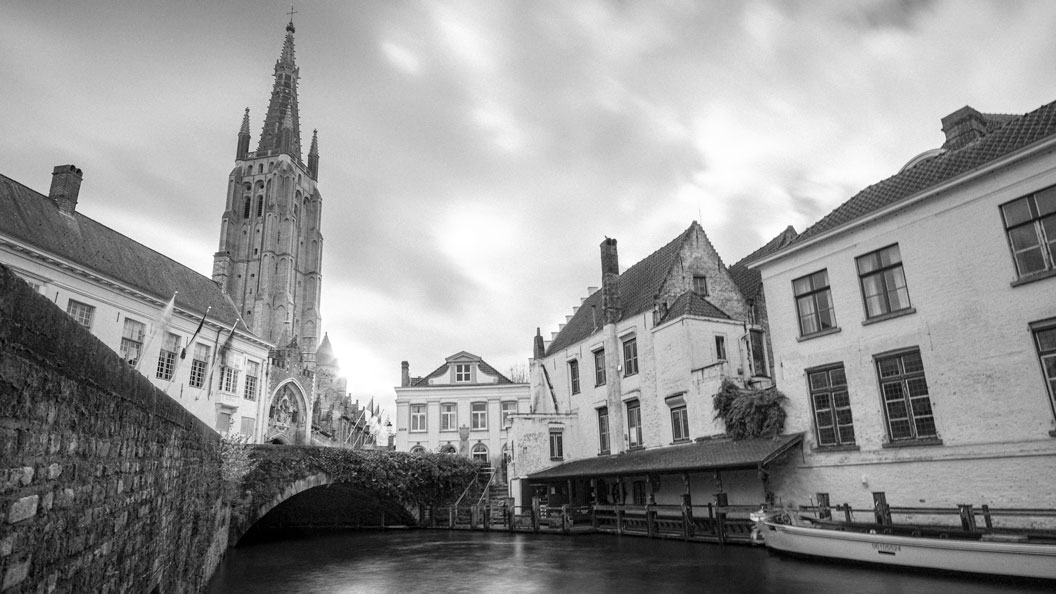 photo de Bruges en Belgique avec une pose longue en noir et blanc carousel desktop