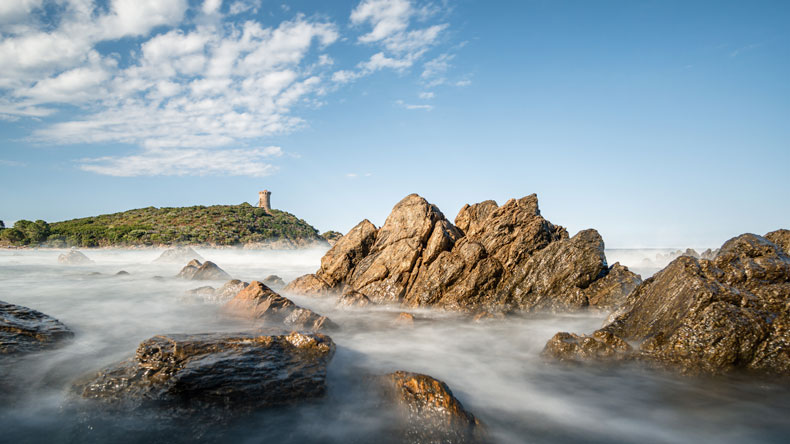 photo de plage en corse avec des rochers en pose longue carousel desktop