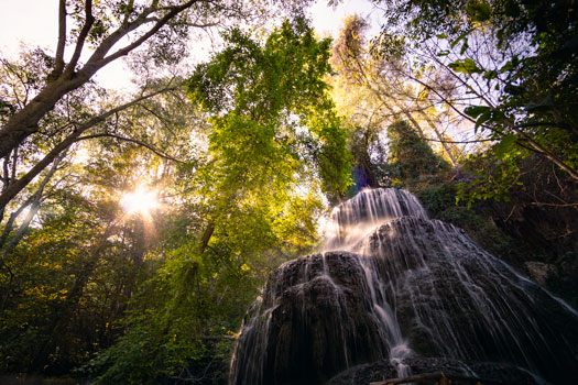 photographie d'une cascade dans un parc naturel en Espagne carousel desktop