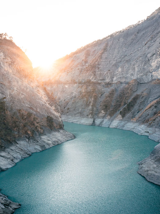 photographie d'un lac au coucher de soleil à Grenoble en France sur un pont suspendu carousel desktop