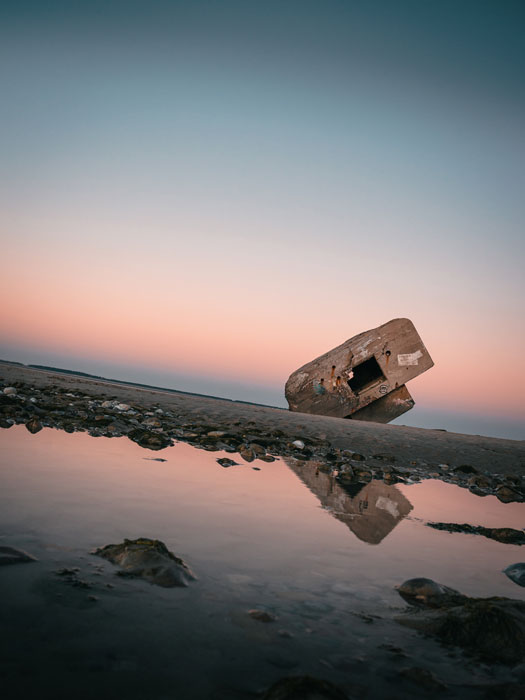 photographie du blockhaus du Hourdel avec un reflet dans la mer carousel desktop