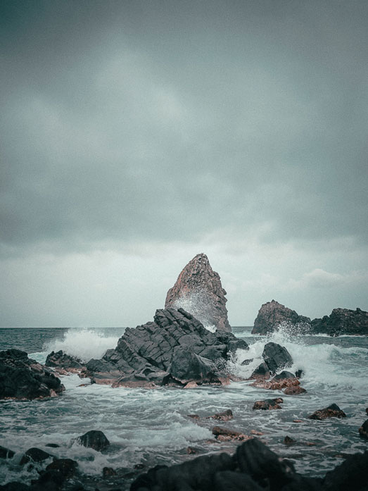 photographie en Italie de rochers dans la mer en pleine tempête carousel desktop