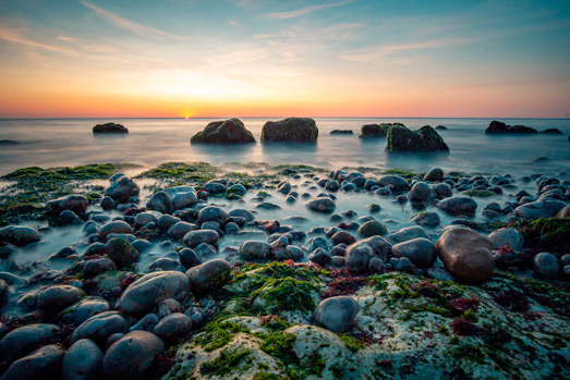 photographie d'un soir sur la plage avec un coucher de soleil en pose longue carousel desktop