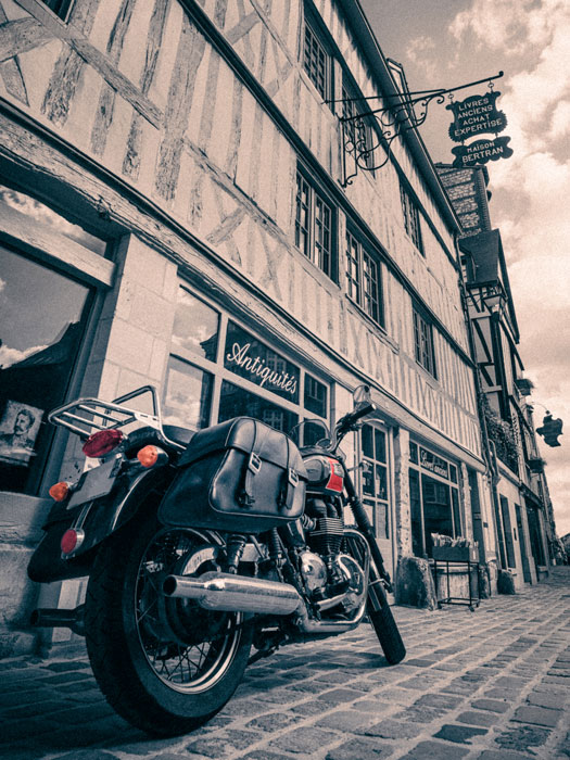 photo de moto vintage à Rouen en France carousel desktop