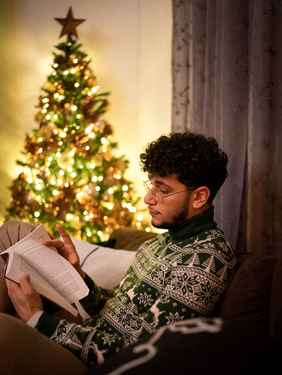 photo de Noël d'un homme qui lit dans le canapé carousel desktop