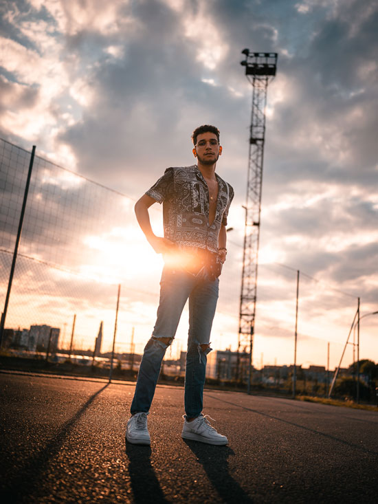 photo d'homme en France à Amiens sur un terrain de basket avec une ombre et un coucher de soleil carousel desktop