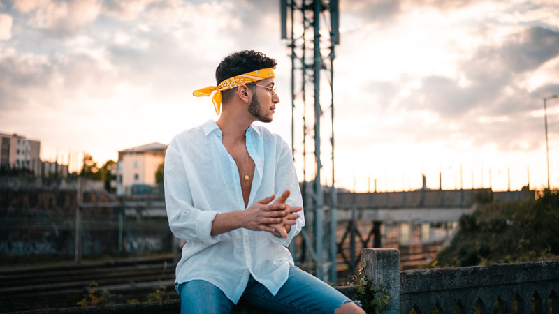 photo d'homme en France à Amiens de profil avec un bandana au coucher de soleil carousel desktop