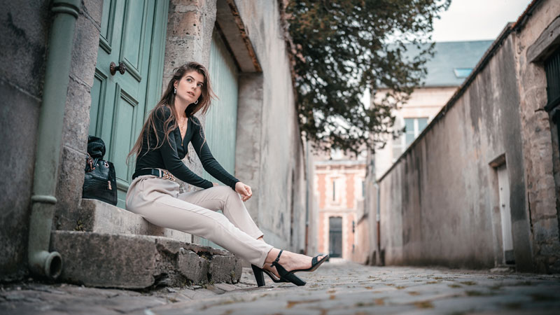 photographie d'une femme à Laon en France ville médéviale dans la rue carousel desktop