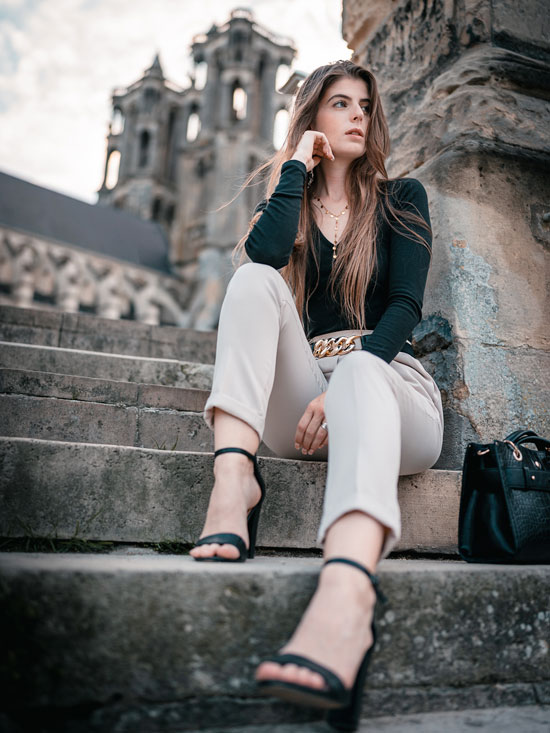 photo de femme à Laon en France ville médiévale format carousel desktop