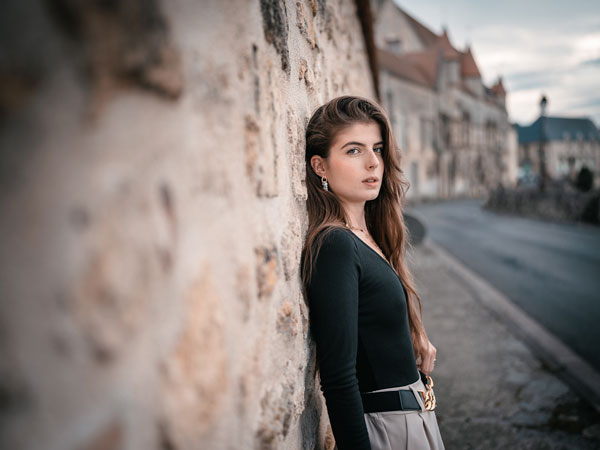 photographie d'une femme à Laon en France avec des remparts médiévaux carousel desktop