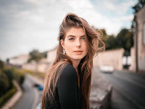 photographie d'une femme à Laon en France ville médéviale sur un rempart carousel desktop