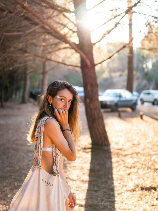 photo d'une femme en Corse en France au coucher de soleil devant un parking sur la plage carousel desktop