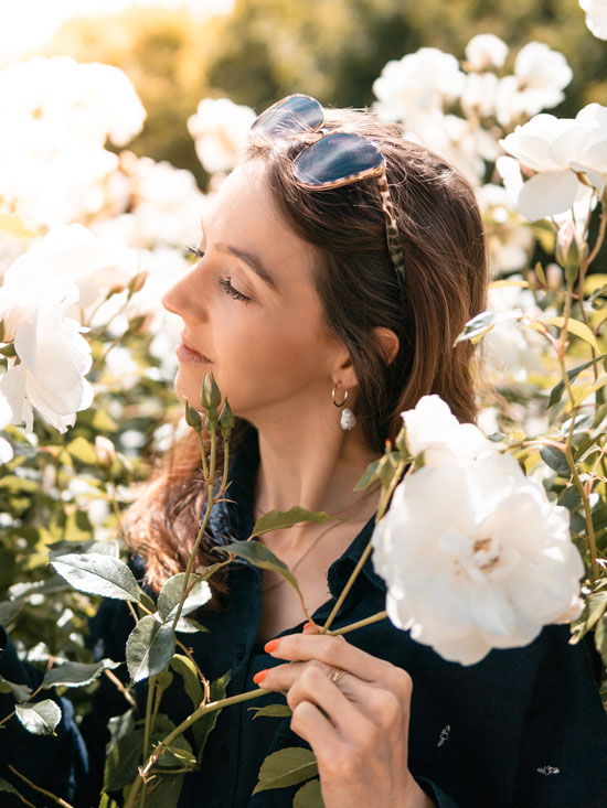 photo d'une femme dans les fleurs en Normandie en France carousel desktop